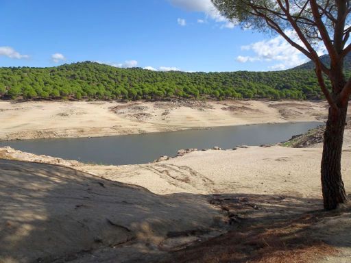 Stausee San Juan, San Martín de Valdeiglesias, Spanien, Wasserstand September 2019