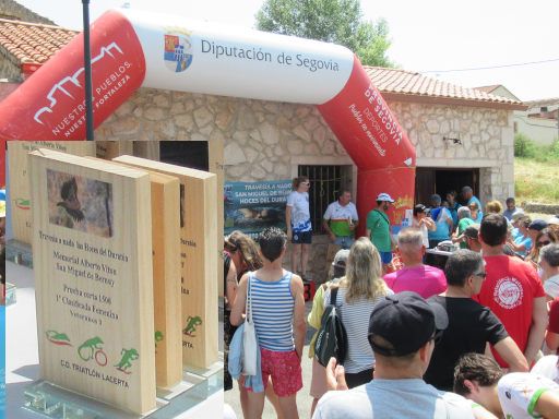 II. Travesía a nado de las Hoces del Duratón, Schwimmwettbewerb 2025, San Miguel de Bernuy, Spanien, Siegerehrungen und Trophäen aus Holz