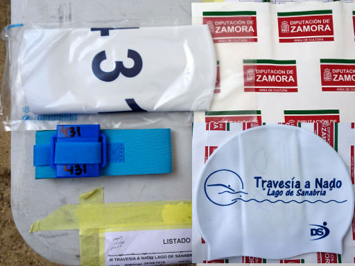 Lago de Sanabria, Schwimmwettbewerb 2019, Galende, Provinz Zamora, Spanien, Starterpaket mit Zeitmessung RFID Chip mit Klettband, Badekappe und Papiertüte