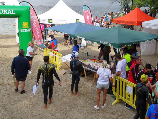 Lago de Sanabria, Schwimmwettbewerb 2019, Galende, Provinz Zamora, Spanien, Zielbereich mit Orangen, Melonen und Wasser