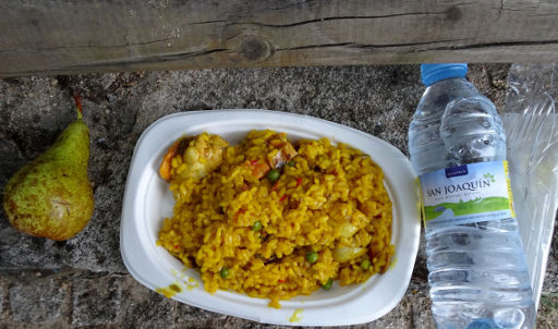 Lago de Sanabria, Schwimmwettbewerb 2019, Galende, Provinz Zamora, Spanien, Paella, Brot, Birne und Mineralwasser