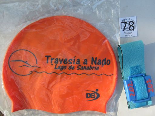 Lago de Sanabria, Schwimmwettbewerb 2021, Galende, Provinz Zamora, Spanien, Starterpaket mit Zeitmessung RFID Chip mit Klettband, Badekappe und Essenmarke