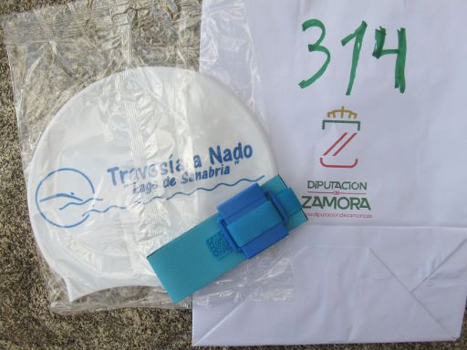 Lago de Sanabria, Schwimmwettbewerb 2023, Galende, Provinz Zamora, Spanien, Starterpaket mit Zeitmessung RFID Chip mit Klettband, Badekappe und Papiertüte