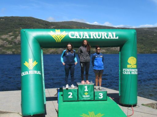 Lago de Sanabria, Schwimmwettbewerb 2023, Galende, Provinz Zamora, Spanien, Siegerehrungen nach Kategorie und Strecke