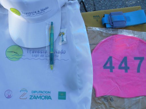 Lago de Sanabria, Schwimmwettbewerb 2026, Galende, Provinz Zamora, Spanien, Starterpaket mit Baseballkappe, Kugelschreiber, Zeitmessung RFID Chip mit Klettband, Badekappe, Textilbeutel und Papiert&uuml;te