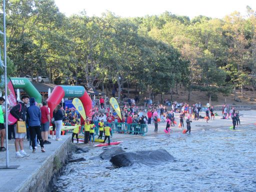 Lago de Sanabria, Schwimmwettbewerb 2026, Galende, Provinz Zamora, Spanien, Start&ndash; Zielbereich am Ufer