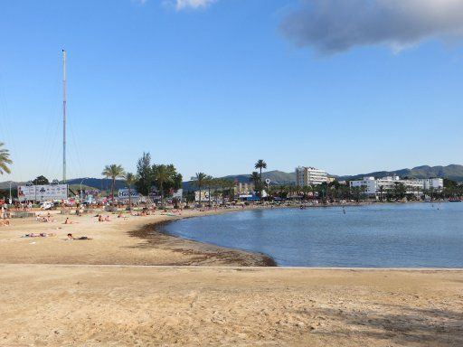 Sant Antoni de Portmany, Ibiza, Spanien, Strand am Hafen