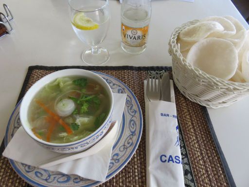 Sant Antoni, Spanien, Casa Thai Restaurant, Gemüsesuppe mit Hühnchen, Mineralwasser mit Kohlensäure und Reis Chips