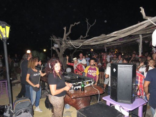 Sant Antoni, Spanien, Kumharas Closing Party 2015, DJ Eva Pacífico und Geigerin