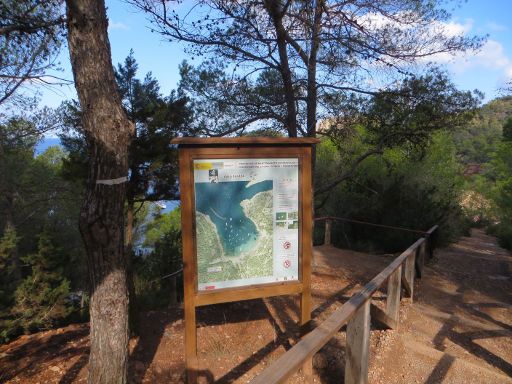 Sant Antoni, Ibiza, Spanien, Strände und Buchten, Cala Salada Parkplatz oberhalb der Bucht