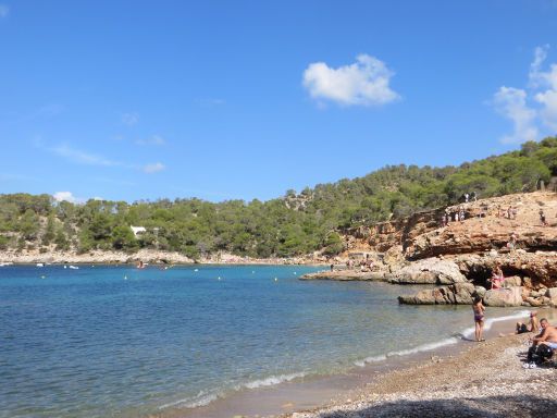 Sant Antoni, Ibiza, Spanien, Strände und Buchten, Cala Salada Bucht mit steinigen Strand