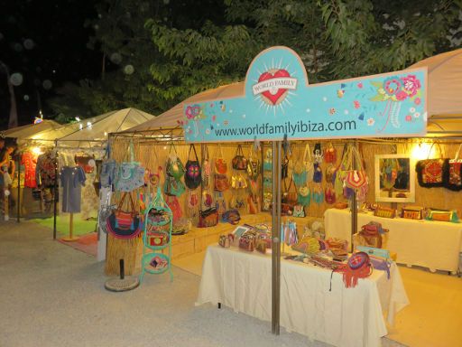 Sant Carles Kilometer 12, Ibiza, Spanien, Las Dalias Nachtmarkt, World Family, bunte Taschen