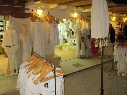 Sant Carles Kilometer 12, Ibiza, Spanien, Las Dalias Nachtmarkt, Stand mit weißer Ibiza Mode