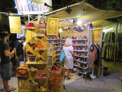 Sant Carles Kilometer 12, Ibiza, Spanien, Las Dalias Nachtmarkt, Schuhe mit 100 % recyclter Sohle