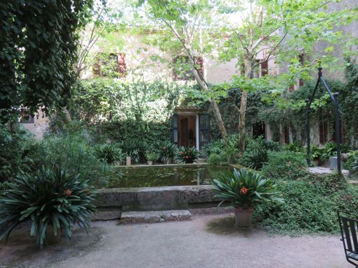 Els Calderers, Sant Joan, Mallorca, Spanien, begrünter Innenhof mit Teich
