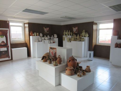 Os Oleiros Museum, Santa Cruz de Oleiros, Spanien, Ausstellung der Keramik in der ersten Etage