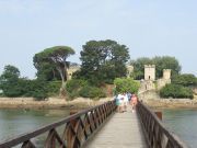 Schloss Santa Cruz, Santa Cruz de Oleiros, Spanien, Fußgängerbrücke zur Insel