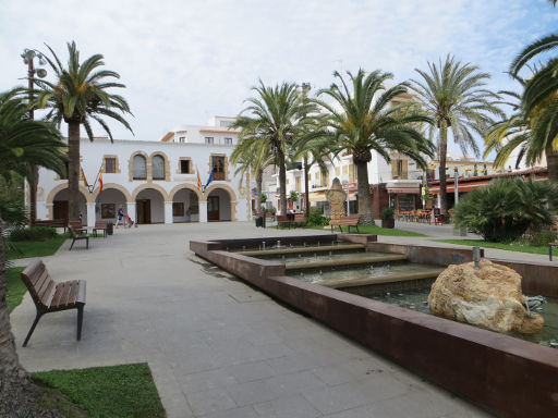 Santa Eulália des Riu, Stadtrundgang, Ibiza, Spanien, Fußgängerzone und Springbrunnen vor dem Rathaus