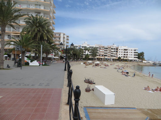 Santa Eulália des Riu, Stadtrundgang, Ibiza, Spanien, Promenade am Strand