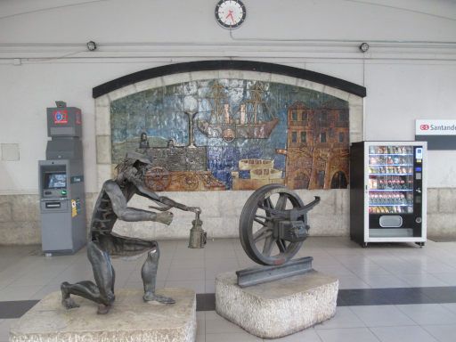 Museo Cántabro del Ferrocarril, Santander, Spanien, Halle mit Ausstellung und Bild aus Fliesen