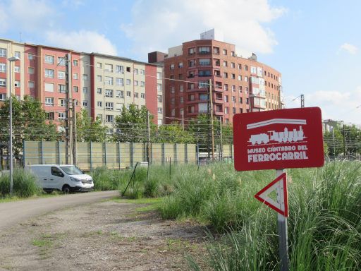 Museo Cántabro del Ferrocarril, Santander, Spanien, Weg vom Parkplatz zum Museum