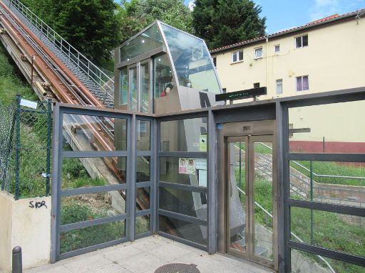 Standseilbahn Río de la Pila, Santander, Spanien, Standseilbahn auf der Strecke bei der Haltestelle San Sebastián