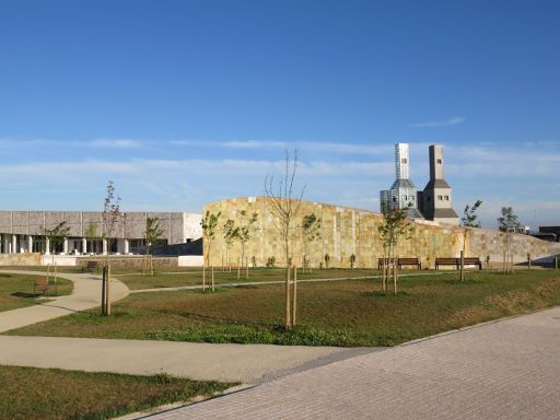 Santiago de Compostela, Spanien, Cidade da Cultura, Zentraler Platz mit den Hejduk Türmen im Hintergrund