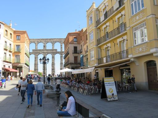 Segovia, Spanien, Plaza del Azoguejo im Hintergrund das Aquädukt