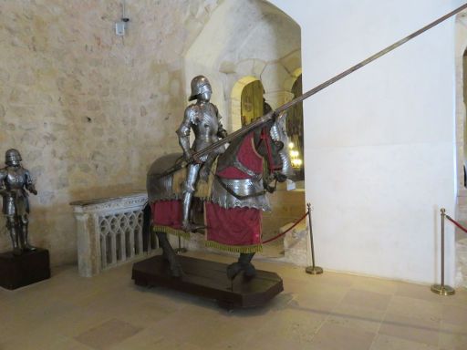 Alcázar de Segovia, Segovia, Spanien, Ritterrüstung und Pferd mit Rüstung