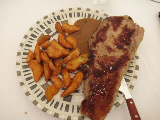 Spanisches Restaurant La Bien tirada de Segovia, Segovia, Entrecot 300 g con salsa a la pimienta / Entrecôte 300 g mit Pfeffersauce