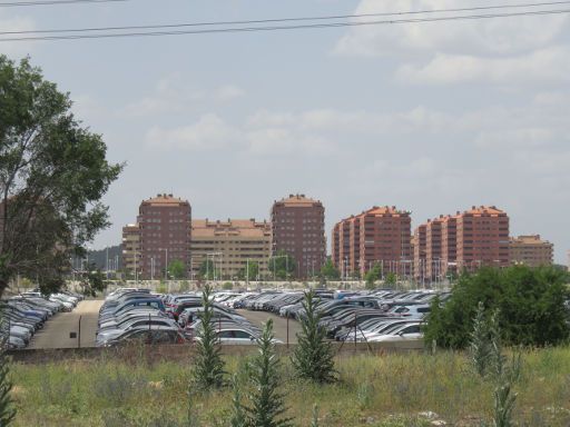 Seseña El Quiñón, Spanien, Parkplätze mit Neuwagen kurz nach der Abfahrt von der Autobahn