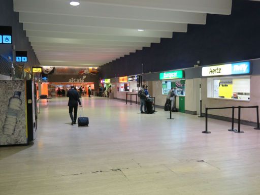 Flughafen Sevilla, SVQ, Spanien, Mietwagen Schalter rechts hinter dem Ausgang