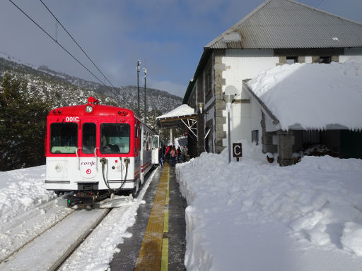 Eisenbahnlinie C-9, Sierra de Guadarrama, Spanien, Zug am Bahnsteig Los Cotos