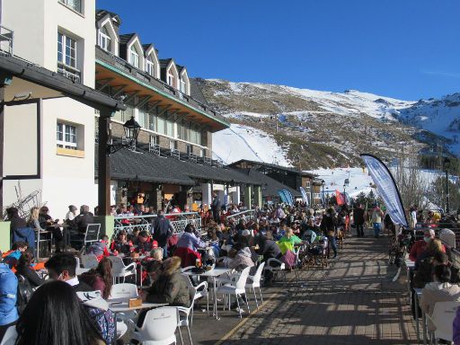 Sierra Nevada, Spanien, Après-Ski, Terrasse am Monte Bajo Gebäude