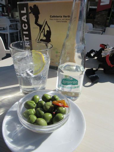 Sierra Nevada, Après-Ski, Spanien, Cafetería Vertical, Mineralwasser mit Kohlensäure und Oliven