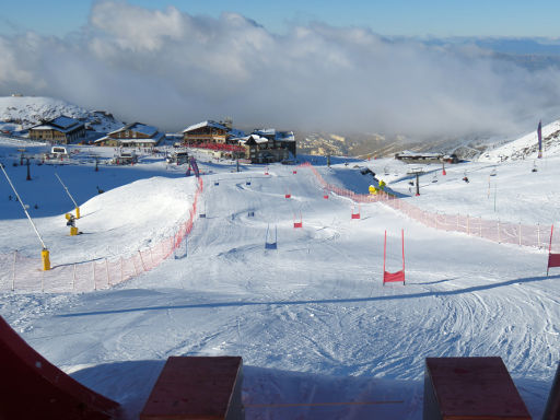 Audi Ski Run, sierra nevada®, Spanien, Strecke vom Startpunkt im Hintergrund die Bergstation Borreguiles