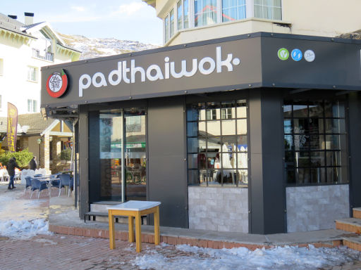 Sierra Nevada, Spanien, padthaiwok® Thai Noodles Bar, Außenansicht padthaiwok® Plaza Andalucia, Edificio Dornajo Local 17 in 18196 Monachil