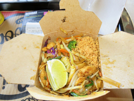 Sierra Nevada, Spanien, padthaiwok® Thai Noodles Bar, Phad Thai Gkai Original in Pappschachtel