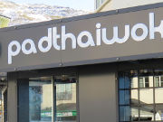 Sierra Nevada, Spanien, padthaiwok® Thai Noodles Bar, Außenansicht padthaiwok® Plaza Andalucia, Edificio Dornajo Local 17 in 18196 Monachil