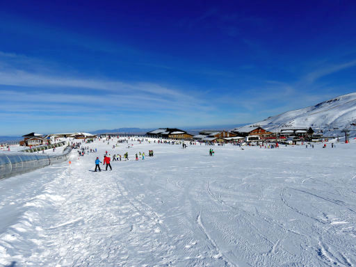 Rules, Snowboard Kurs, Sierra Nevada, Spanien, Blick auf die Bergstation Borreguiles auf 2645 Meter Höhe