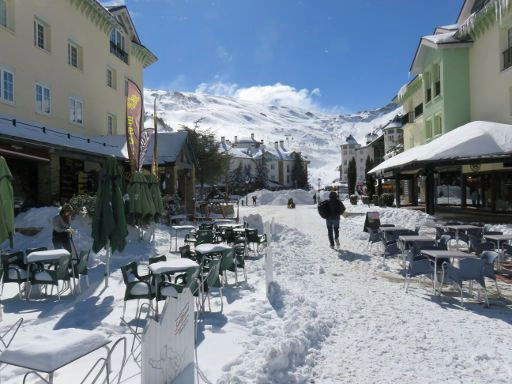 Skigebiet, sierra nevada®, Spanien, Fußgängerzone im Ort Pradollano