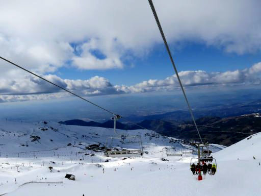 Skigebiet, sierra nevada®, Spanien, Sessellift Stadium mit Blick auf die Bergstation Borreguiles