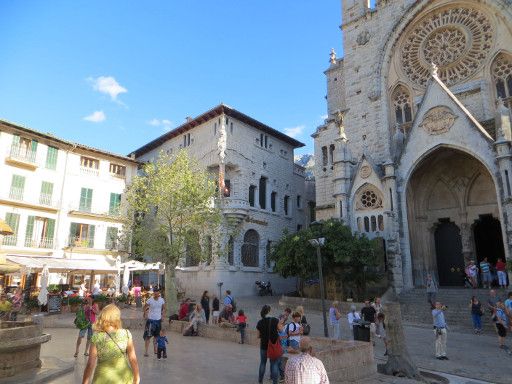 Sóller, Mallorca, Spanien, Placa Constitucio und Sant Bartomeu Kirche