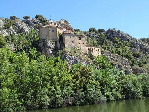 Kapelle San Saturio, Soria, Spanien, Ansicht von der Brücke