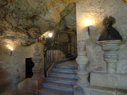 Kapelle San Saturio, Soria, Spanien, Höhle mit Treppenaufgang