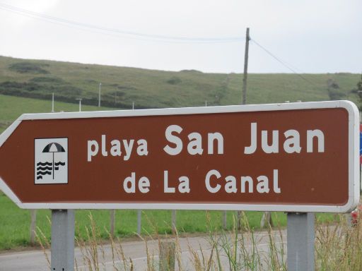 Travesía popular San Juan de la Canal 2021, Soto de la Marina, Cantabria, Spanien, Wegweiser zum Strand San Juan de la Canal