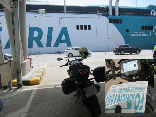 Baleària, Fähre, Spanien, überdachter Wartebereich für Fahrzeuge Hafen Dénia