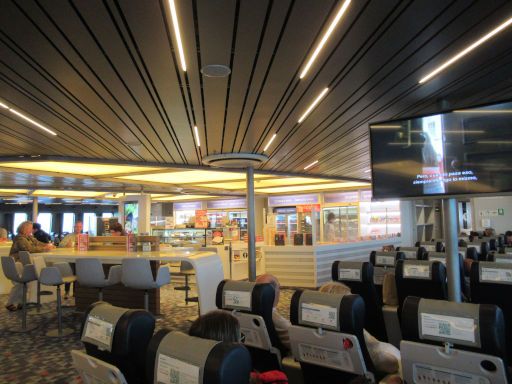 Baleària, Fähre, Spanien, Mini Markt und Fernseher im Salón Igualdad Fähre Eleanor Roosevelt