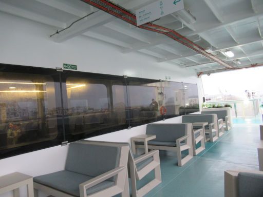 Baleària, Fähre, Spanien, überdachtes Deck mit Sitzbänken Fähre Cap de Barbaria