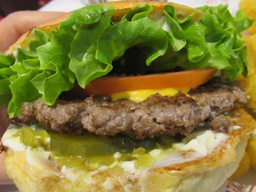 Johnny Rockets®, Spanien, Original Burger mit Käse, Zwiebel, Gurke und Tomate